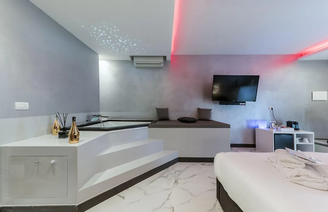 Comola Luxury Suite-1