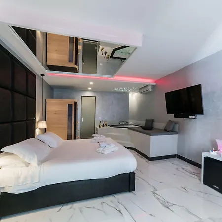 Comola Luxury Suite-2