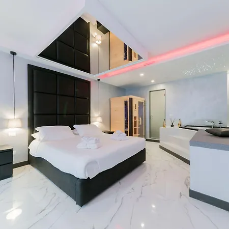 Comola Luxury Suite-3